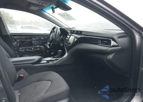 2020 Toyota Camry Le z USA, uszkodzony, nr VIN 4T1C11AK6LU341704